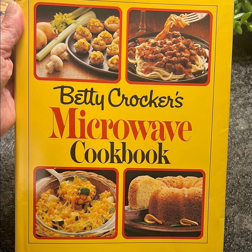 Betty Crocker's Microwave Cookbook Vintage 1981. Exc condition